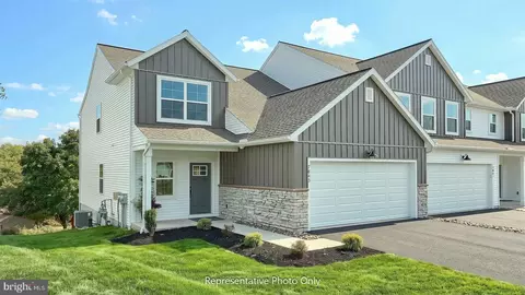 7833 Oak Brook Dr, Harrisburg, PA 17112