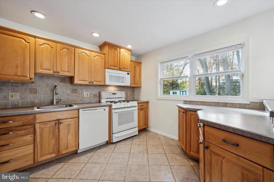  3076 Surrey Ln, Aston, PA 19014 photo 14