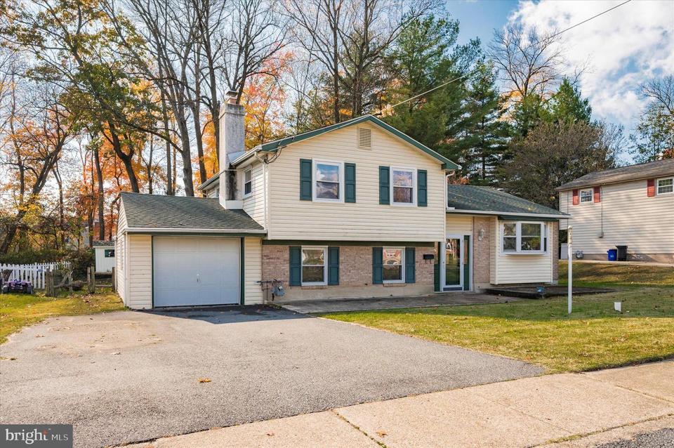  3076 Surrey Ln, Aston, PA 19014 photo 2