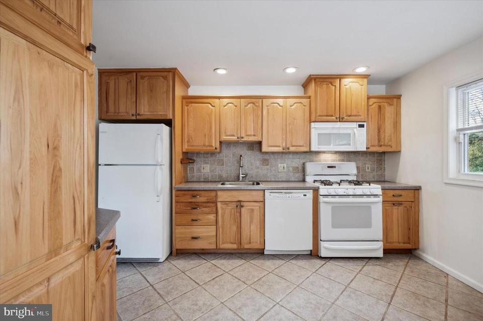  3076 Surrey Ln, Aston, PA 19014 photo 13