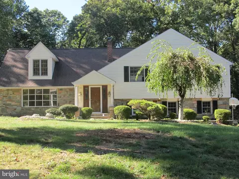 230 Foxcroft Rd, Broomall, PA 19008