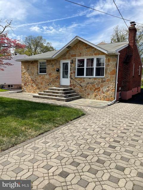 241 Chippewa St, Essington, PA 19029
