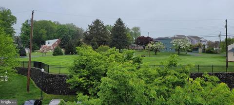 531 Creekside Dr, Brookhaven, PA 19015
