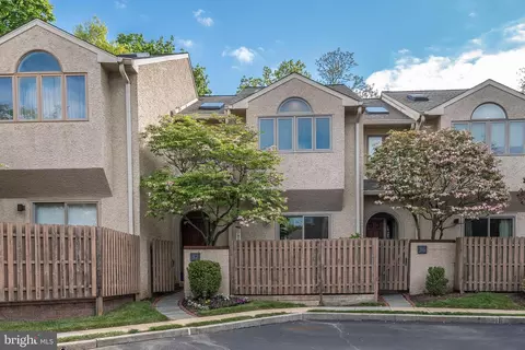 37 Greythorne Woods Cir, Wayne, PA 19087