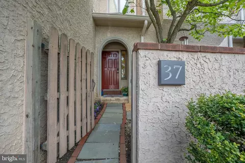 37 Greythorne Woods Cir, Wayne, PA 19087 photo 3