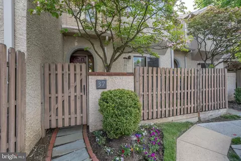 37 Greythorne Woods Cir, Wayne, PA 19087 photo 2
