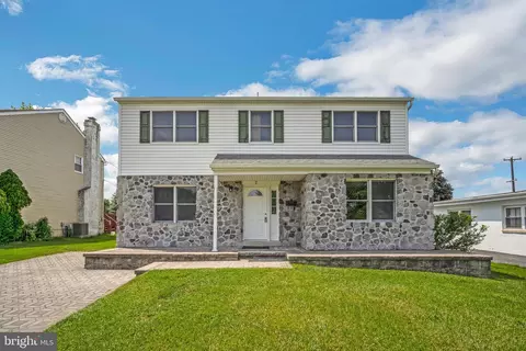 2 Franklin Getz Dr, Broomall, PA 19008