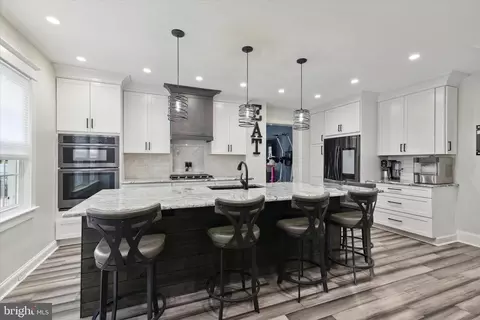 543 Country Club Ln, Havertown, PA 19083