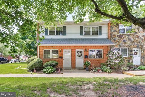 1320 Rolling Glen Dr, Upper Chichester, PA 19061