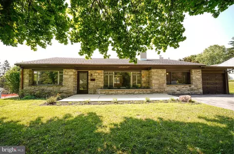 207 Brookthorpe Cir, Broomall, PA 19008