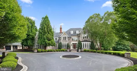 60 Farrier Ln, Newtown Square, PA 19073