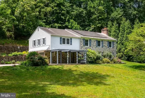 1 Castle Rock Dr, Havertown, PA 19083