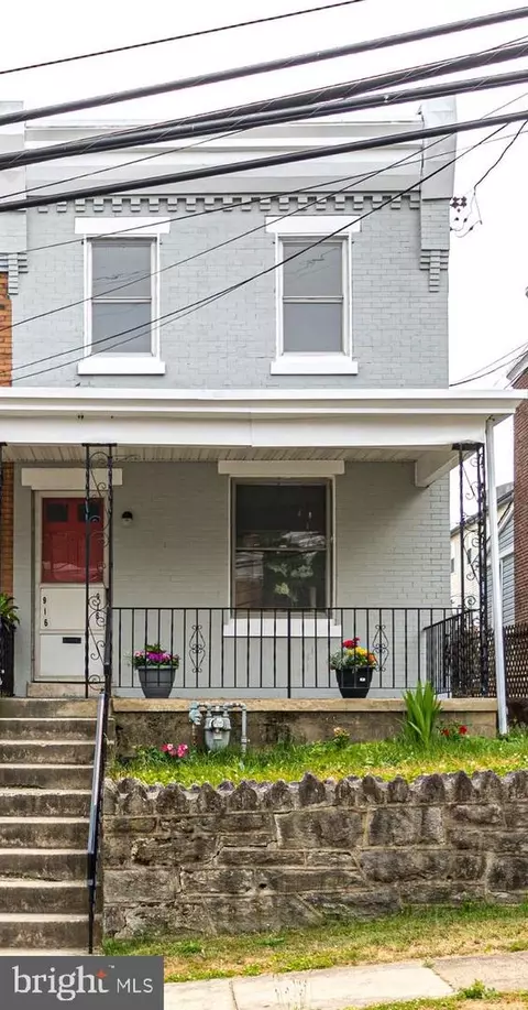 916 Pine St, Darby, PA 19023