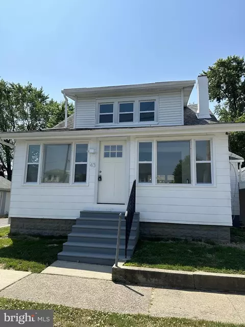 43 W Laughead Ave, Linwood, PA 19061