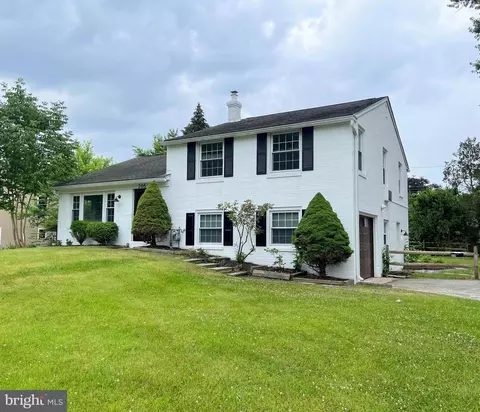 208 Governors Dr, Wallingford, PA 19086