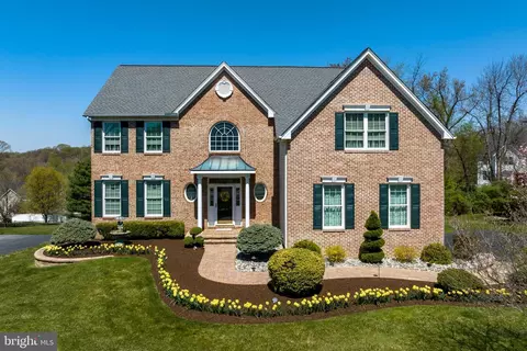 130 E Peters Ln, Aston, PA 19014