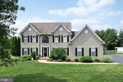 21 Woodside Farm Dr, Marcus Hook, PA 19061