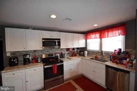210 E 10th St, Marcus Hook, PA 19061 photo 6