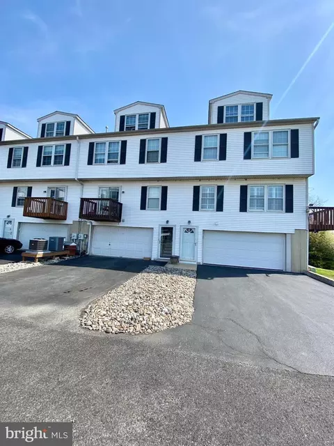 3 Riverwatch Ct, Essington, PA 19029