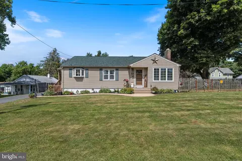 941 Crystle Rd, Aston, PA 19014