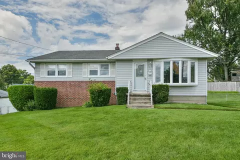 3652 N Clearwater Ln, Brookhaven, PA 19015
