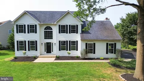 29 Twin Creeks Dr, Thornton, PA 19373