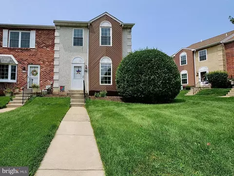 428 Cedarcrest Ln #8, Aston, PA 19014