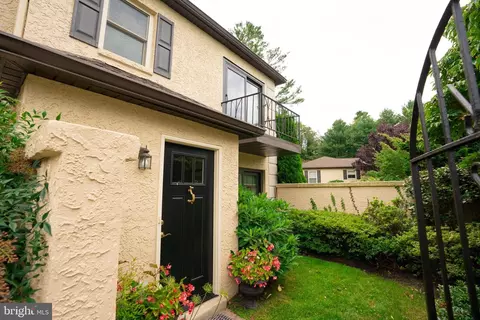 48 Parkridge Dr, Bryn Mawr, PA 19010