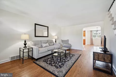 386 Westmont Dr, Collingdale, PA 19023