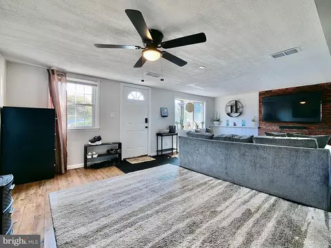 2431 E Helms Mnr, Marcus Hook, PA 19061 photo 9