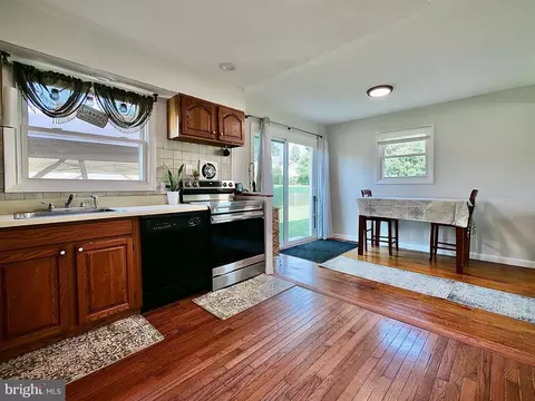 2431 E Helms Mnr, Marcus Hook, PA 19061 photo 6