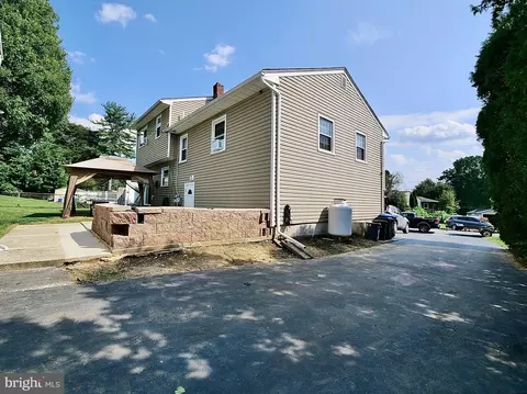 2431 E Helms Mnr, Marcus Hook, PA 19061 photo 3