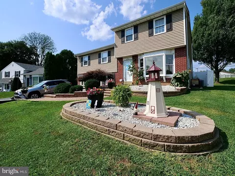 2431 E Helms Mnr, Marcus Hook, PA 19061 photo 2