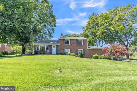240 Canterbury Dr, Wallingford, PA 19086
