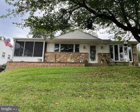 340 Robinson Dr, Broomall, PA 19008