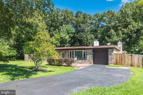 2215 Windsor Cir, Broomall, PA 19008