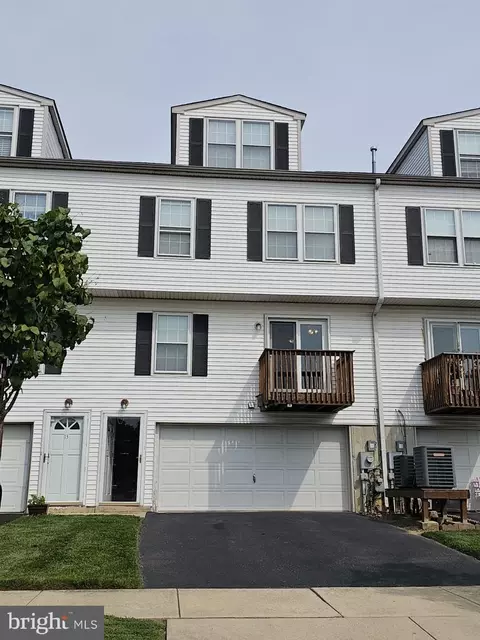 11 Carre Ave, Essington, PA 19029
