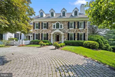 4 Iddings Ln, Newtown Square, PA 19073