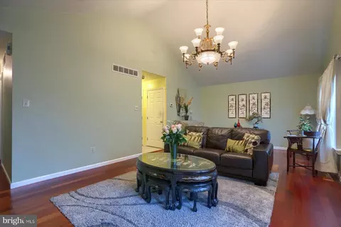 8 Independence Ct, Upper Chichester, PA 19061 photo 5