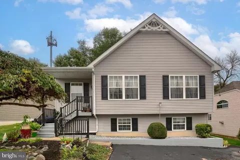 8 Independence Ct, Upper Chichester, PA 19061