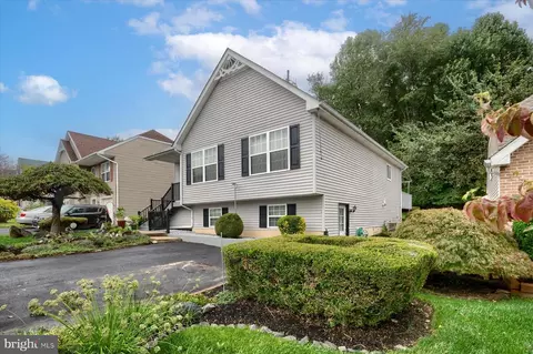 8 Independence Ct, Upper Chichester, PA 19061 photo 3