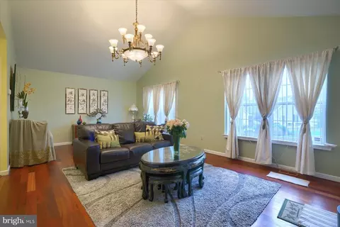 8 Independence Ct, Upper Chichester, PA 19061 photo 4