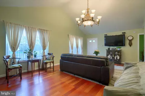 8 Independence Ct, Upper Chichester, PA 19061 photo 6