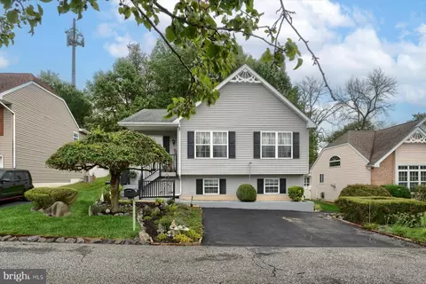 8 Independence Ct, Upper Chichester, PA 19061 photo 2