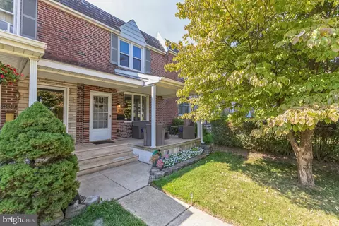 241 Park Dr, Glenolden, PA 19036
