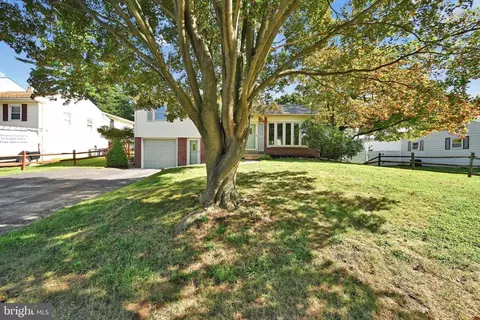 2415 E Helms Mnr, Marcus Hook, PA 19061 photo 2