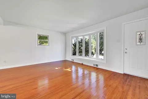 2415 E Helms Mnr, Marcus Hook, PA 19061 photo 3