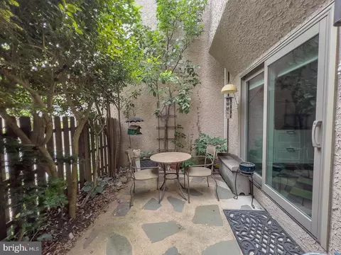41 Greythorne Woods Cir, Wayne, PA 19087 photo 2