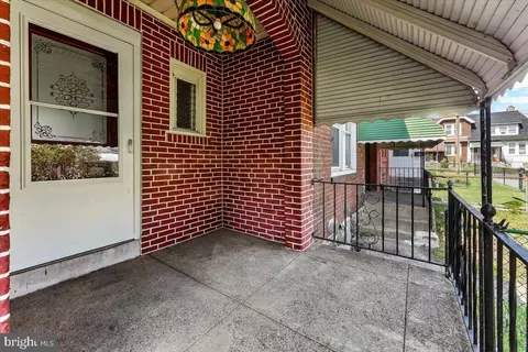 51 Spruce St, Marcus Hook, PA 19061 photo 3