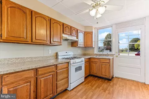 51 Spruce St, Marcus Hook, PA 19061 photo 7